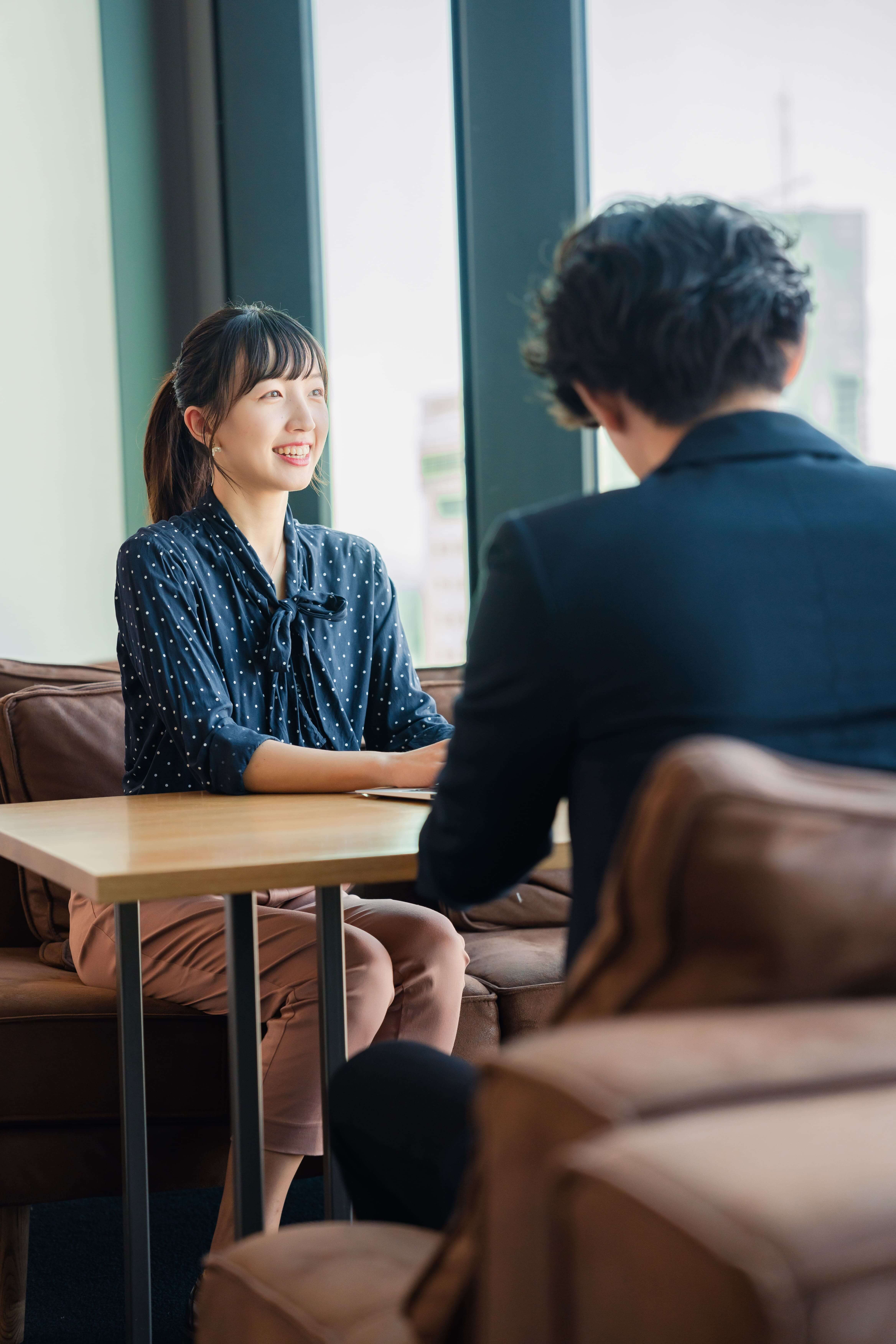 話し合いをしている男女